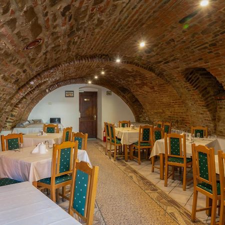 Отель Casa Cu Cerb Сигишоара Экстерьер фото