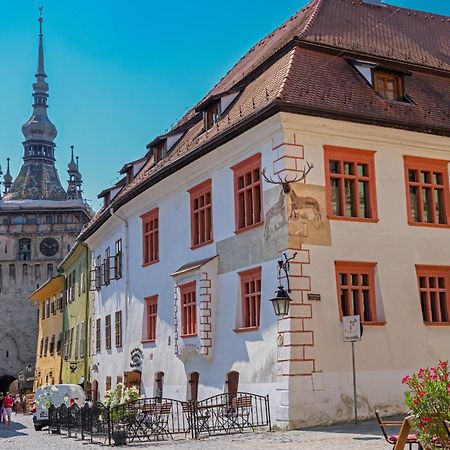 Отель Casa Cu Cerb Сигишоара Экстерьер фото