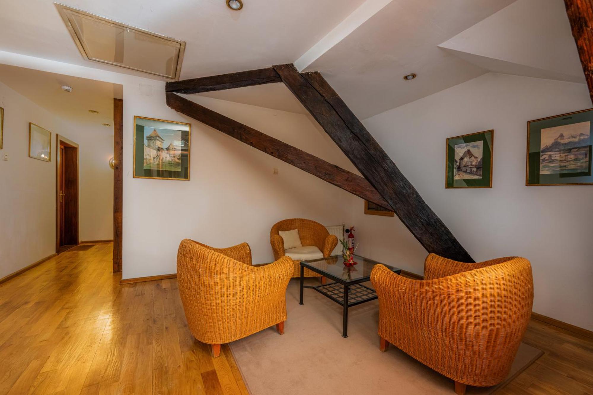 Отель Casa Cu Cerb Сигишоара Экстерьер фото