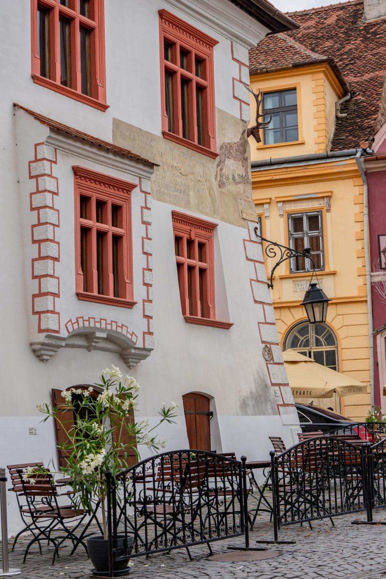 Отель Casa Cu Cerb Сигишоара Экстерьер фото