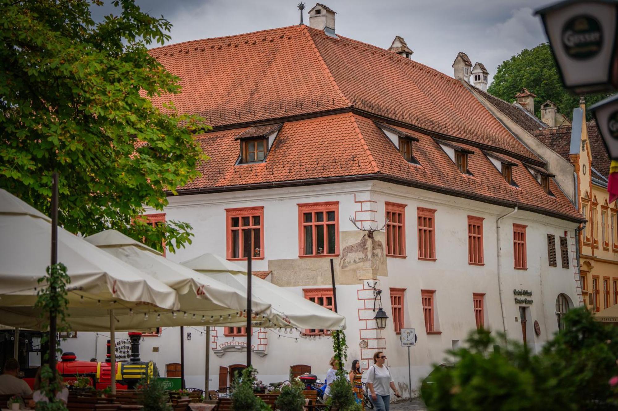 Отель Casa Cu Cerb Сигишоара Экстерьер фото