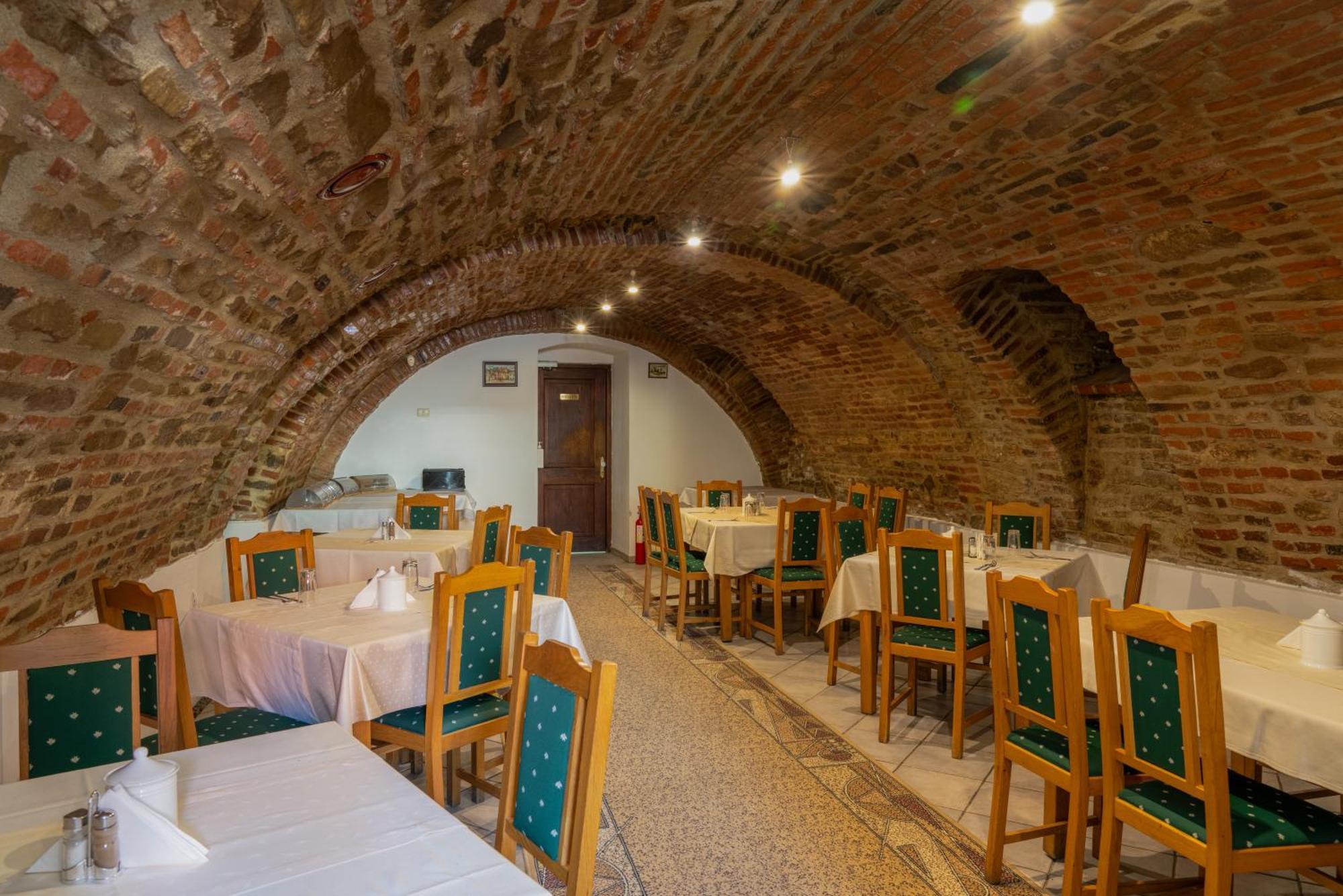 Отель Casa Cu Cerb Сигишоара Экстерьер фото