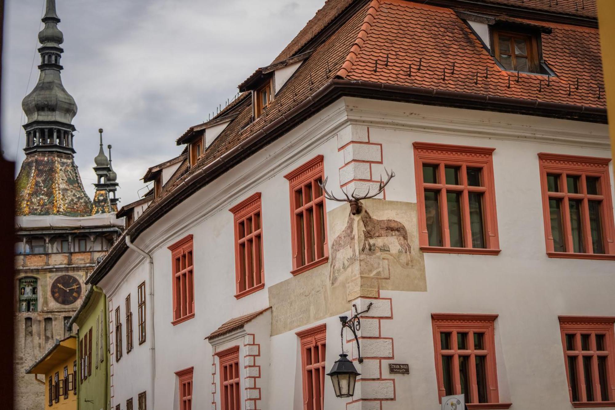 Отель Casa Cu Cerb Сигишоара Экстерьер фото