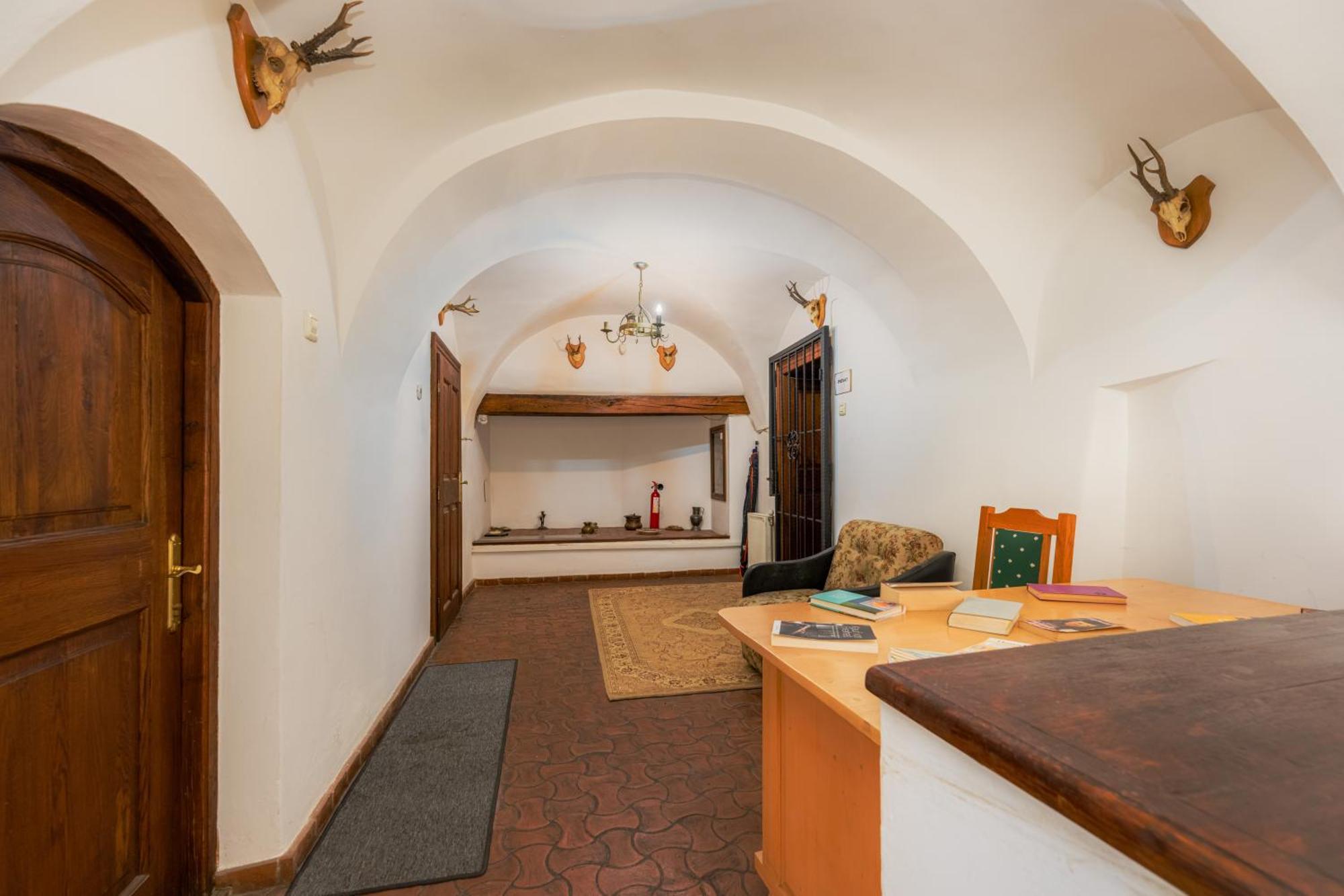 Отель Casa Cu Cerb Сигишоара Экстерьер фото
