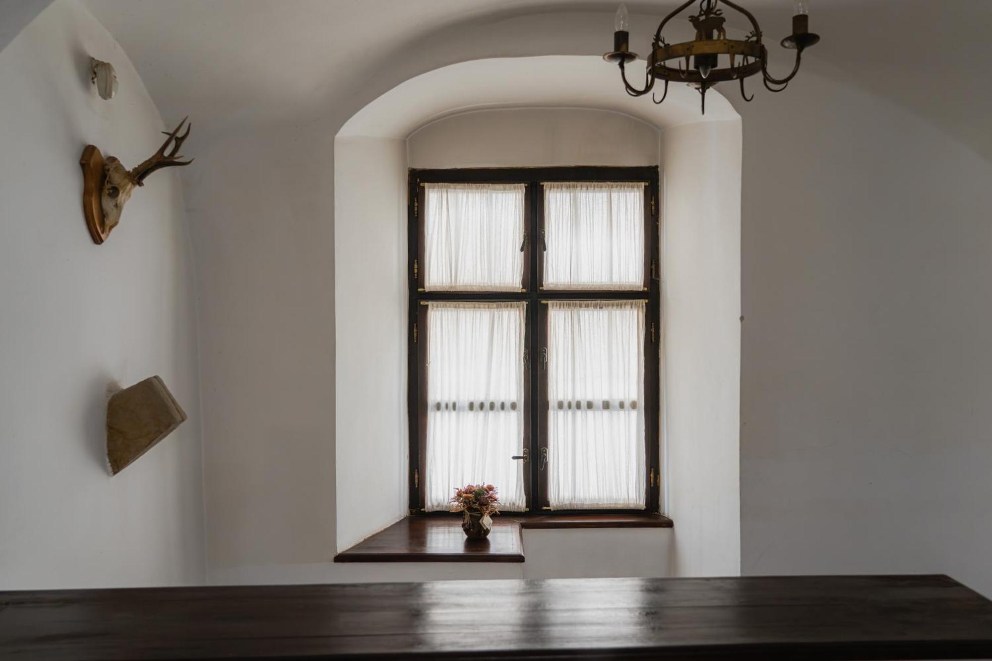 Отель Casa Cu Cerb Сигишоара Экстерьер фото
