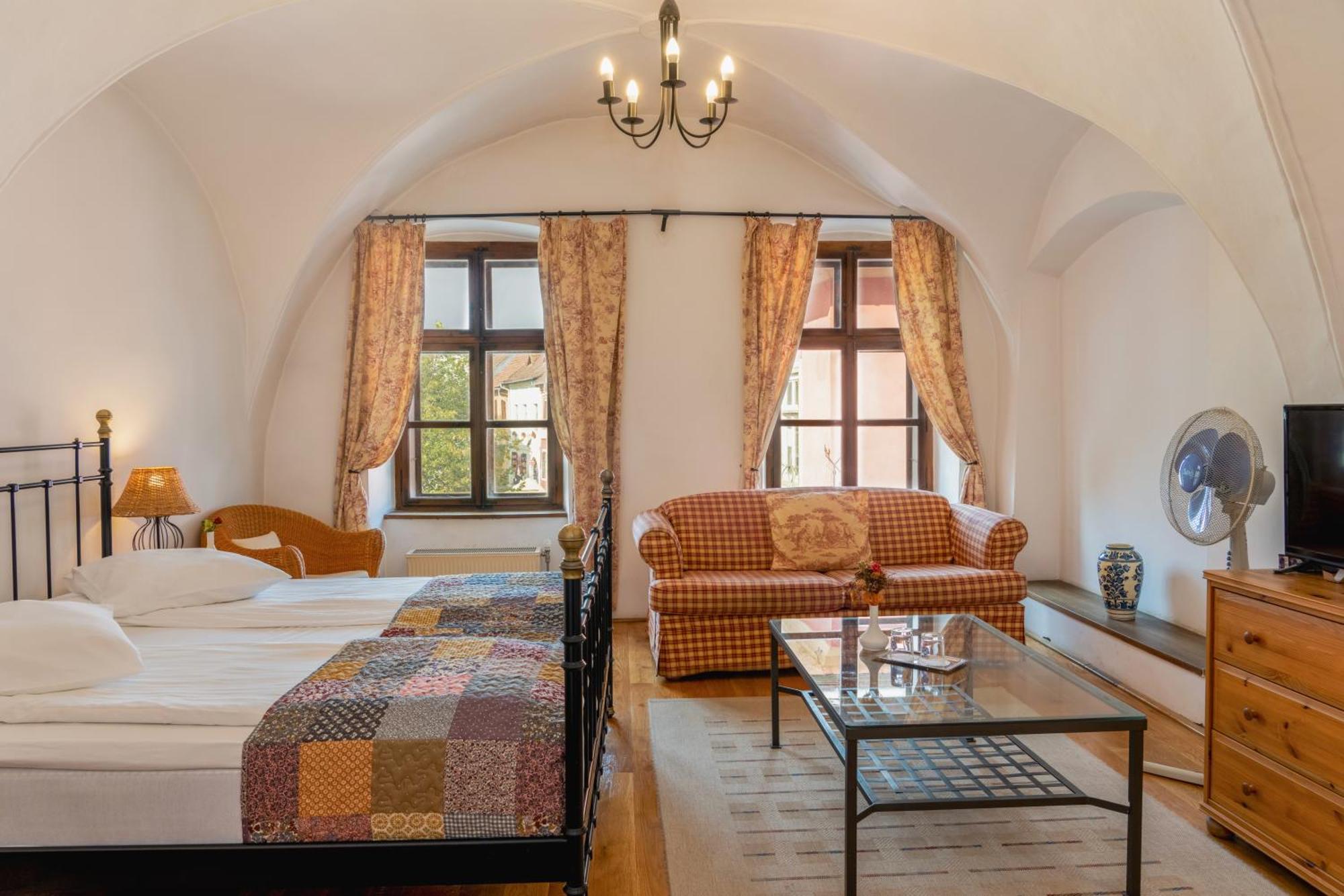 Отель Casa Cu Cerb Сигишоара Экстерьер фото