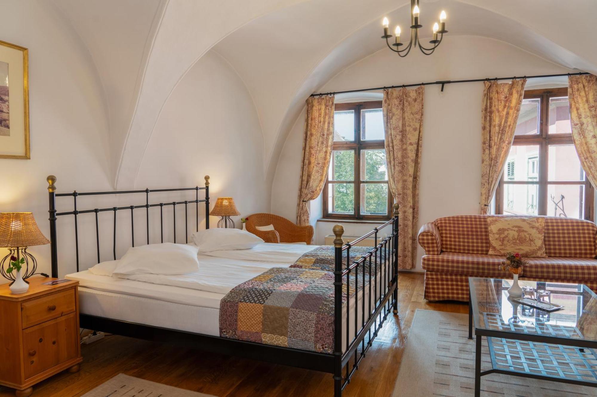 Отель Casa Cu Cerb Сигишоара Экстерьер фото