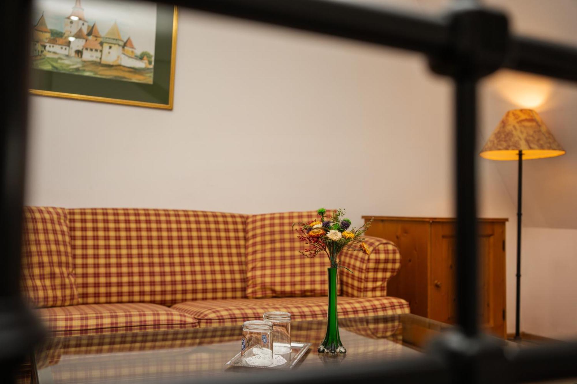 Отель Casa Cu Cerb Сигишоара Экстерьер фото