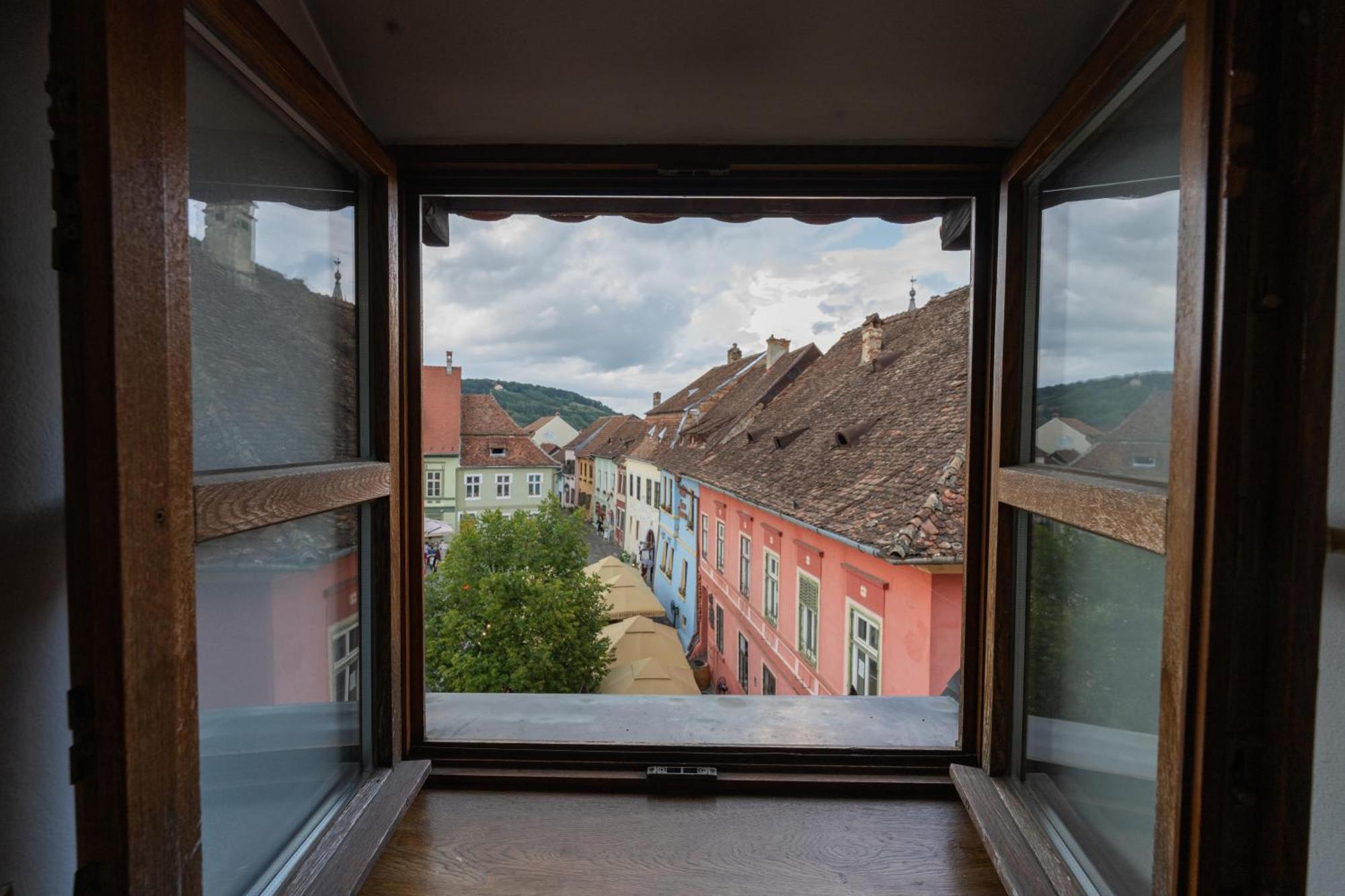 Отель Casa Cu Cerb Сигишоара Экстерьер фото