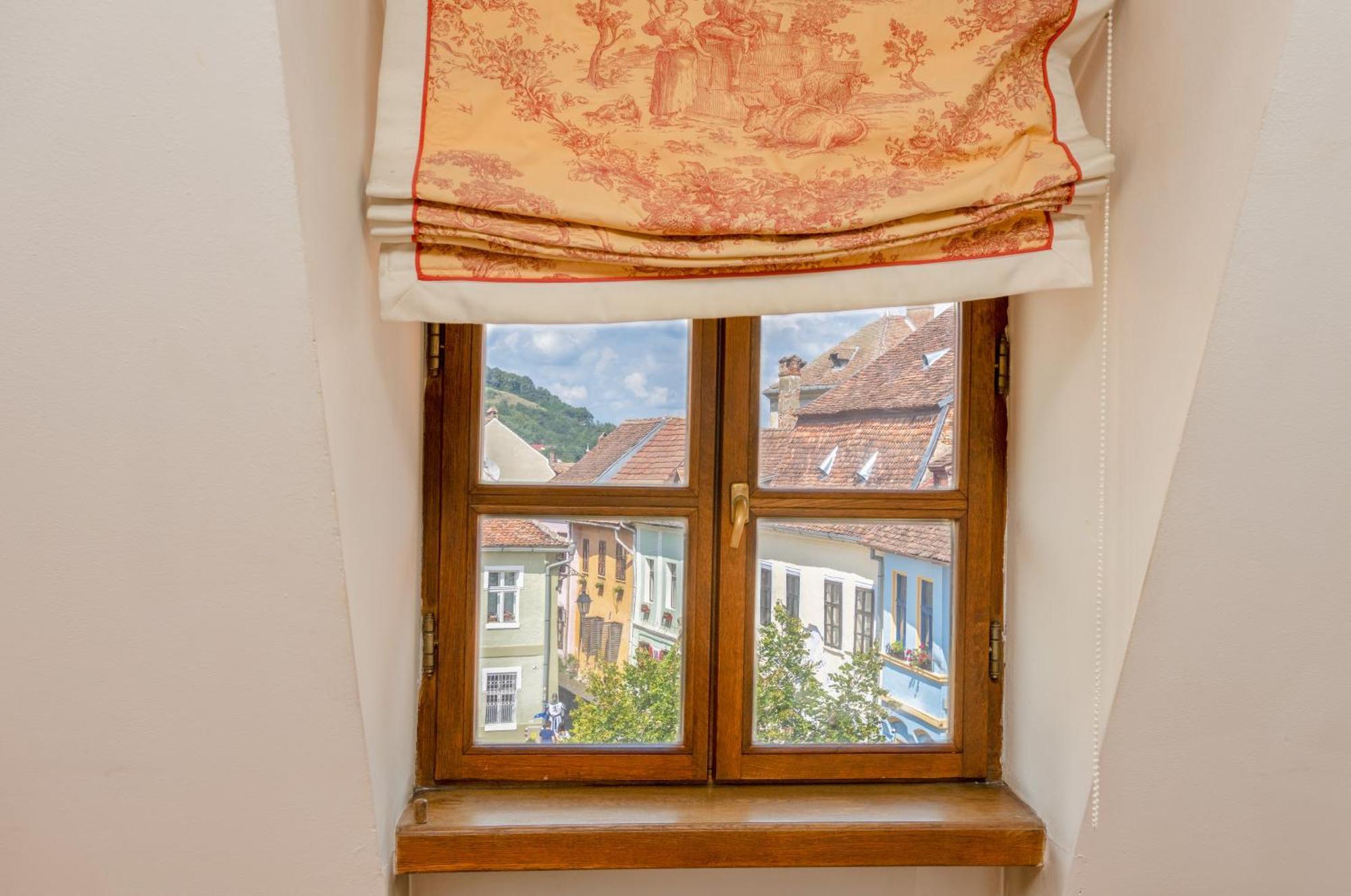 Отель Casa Cu Cerb Сигишоара Экстерьер фото